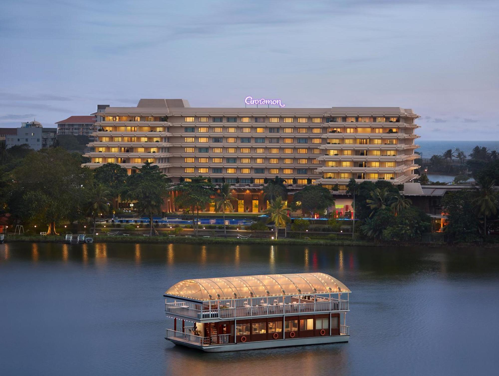 Cinnamon Lakeside Colombo Exterior foto The hotel and the floating restaurant