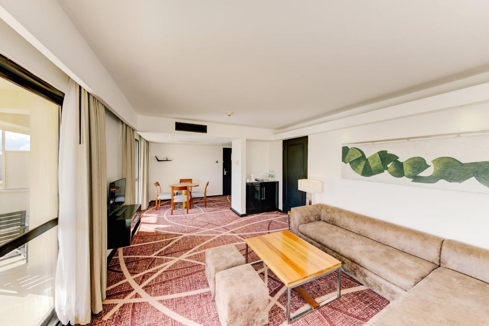 Cinnamon Lakeside Colombo Exterior foto A suite at the hotel