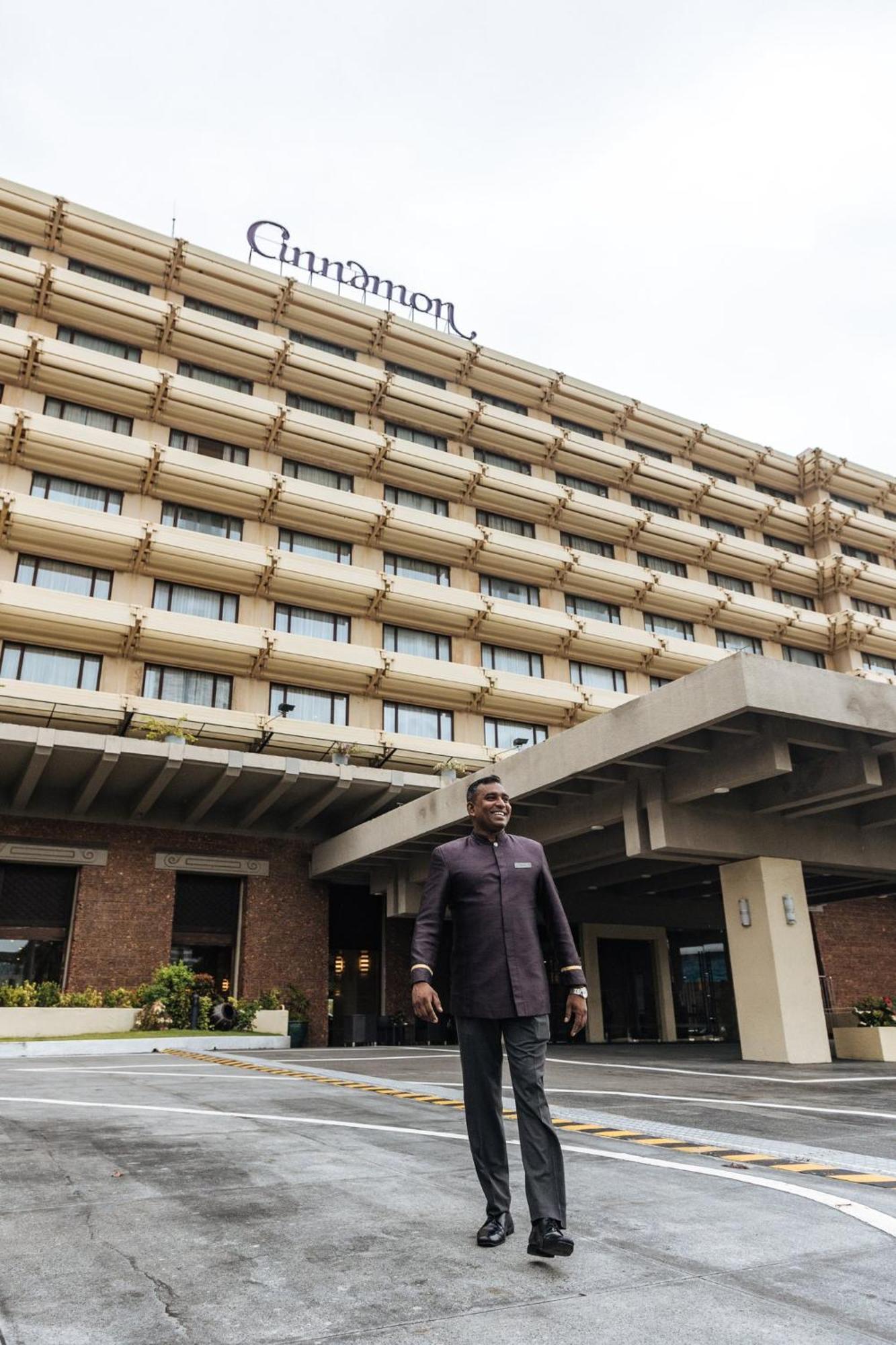 Cinnamon Lakeside Colombo Exterior foto The hotel's main entrance